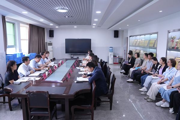 咸阳师范学院校长李佼瑞赴附属中学开展调研